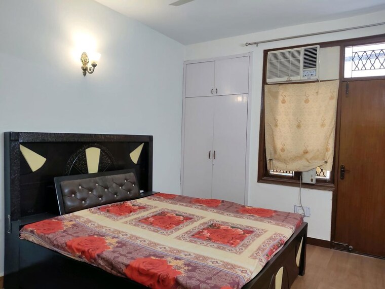 Bedroom, sector 52 3 Bedroom 2000 Sq.Ft. Builder Floor In Sector 52 Gurgaon 10538190