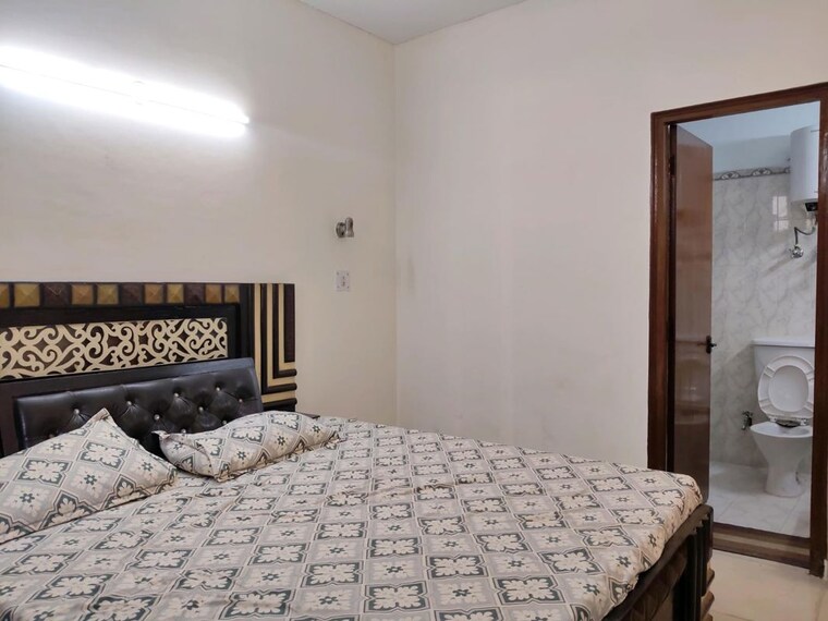 Bedroom, sector 52 3 Bedroom 2000 Sq.Ft. Builder Floor In Sector 52 Gurgaon 10538190