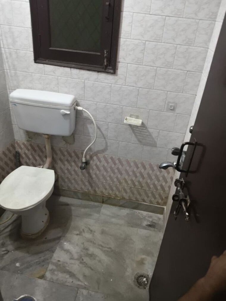 Bathroom, purvanchal-panchahuli 2 Bedroom 750 Sq.Ft. Apartment In Sector 61 Noida 10538194