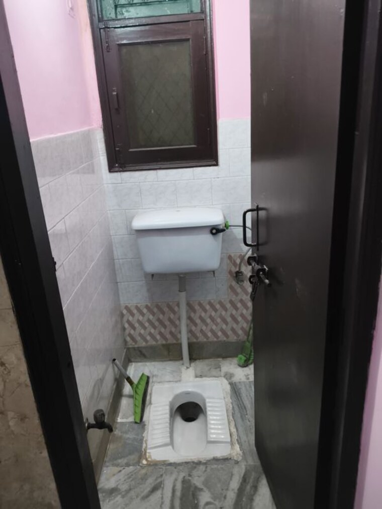 Bathroom, purvanchal-panchahuli 2 Bedroom 750 Sq.Ft. Apartment In Sector 61 Noida 10538194