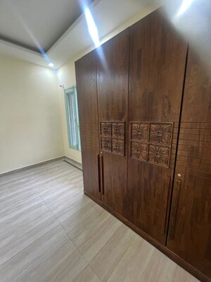 Room in 2 BHK Builder Floor at Sector 44 – for Rent