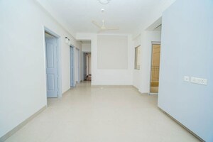 Room in 2.5 BHK Apartment at JM Florence, Tech Zone 4 Greater Noida – for Sale