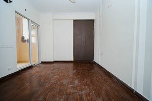 Room in 2.5 BHK Apartment at JM Florence, Tech Zone 4 Greater Noida – for Sale
