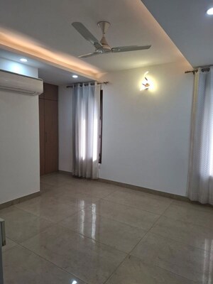 Room in 2.5 BHK Apartment at Unitech The Residences Sector 33, Sector 33 – for Rent