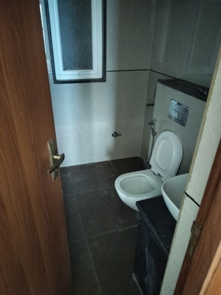 Bathroom, unitech-uniworld-resorts-the-residences 3 Bedroom 2000 Sq.Ft. Builder Floor In Sector 33 Gurgaon 10538309