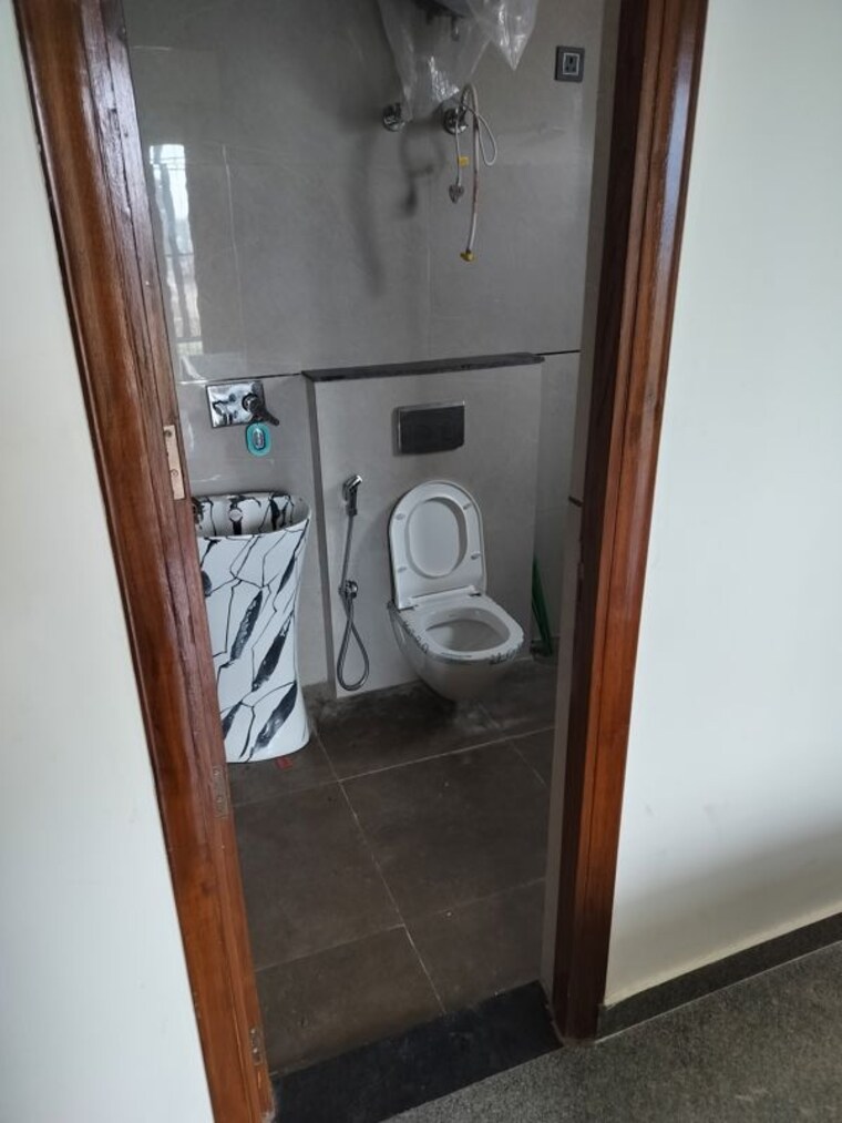 Bathroom, unitech-uniworld-resorts-the-residences 3 Bedroom 2000 Sq.Ft. Builder Floor In Sector 33 Gurgaon 10538309