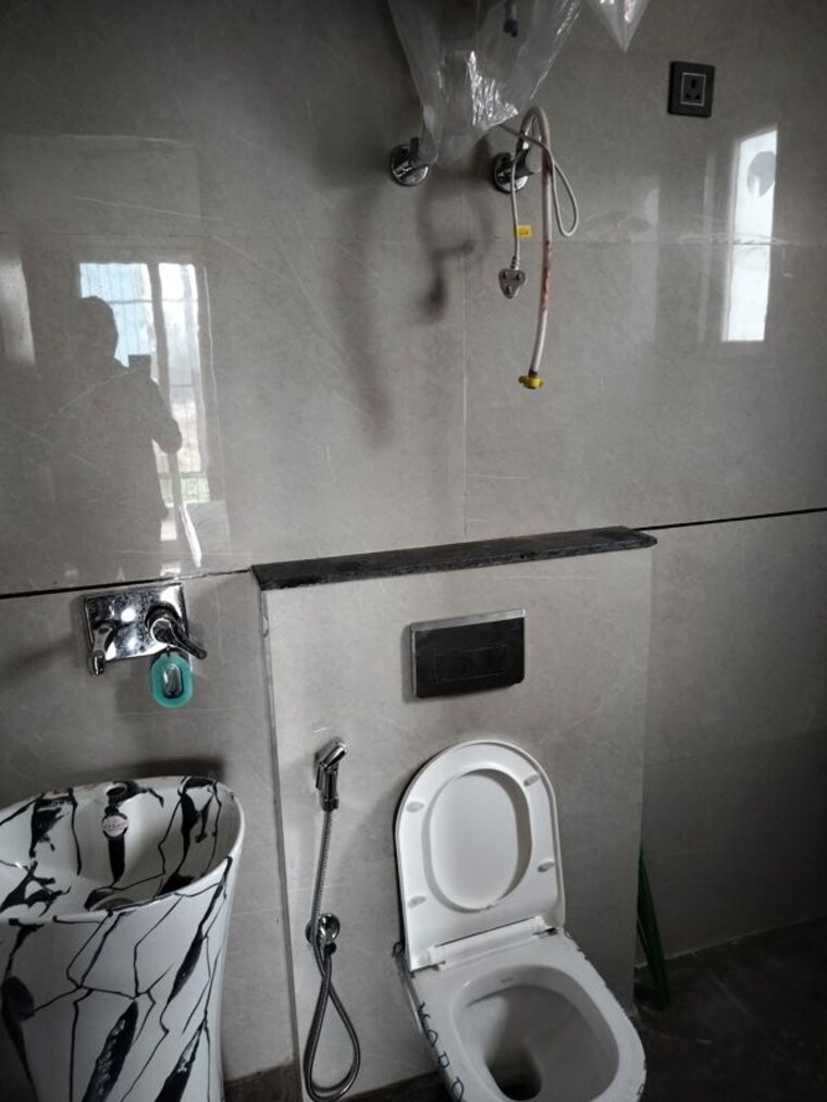 Bathroom, unitech-uniworld-resorts-the-residences 3 Bedroom 2000 Sq.Ft. Builder Floor In Sector 33 Gurgaon 10538309