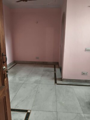 Room in 2 BHK Independent House at RWA Apartments Sector 52, Sector 52 – for Rent