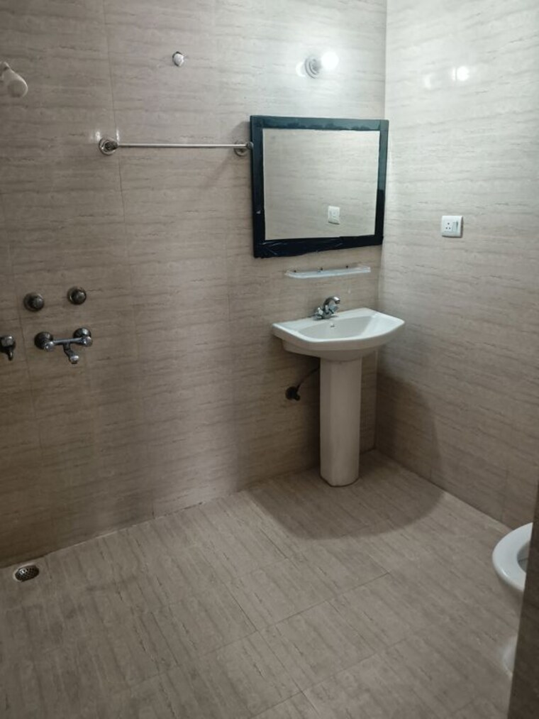 Room, rwa-apartments-sector-52 2 Bedroom 1000 Sq.Ft. Independent House In Sector 52 Noida 10538348