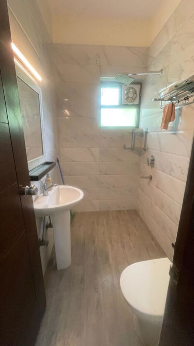 Bathroom, dwarka-complex 4 Bedroom 3150 Sq.Ft. Builder Floor In Sector 16 Faridabad 10538432