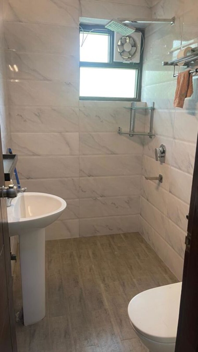 Bathroom, dwarka-complex 4 Bedroom 3150 Sq.Ft. Builder Floor In Sector 16 Faridabad 10538432