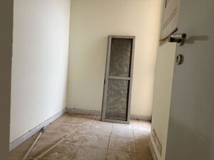 Room in 3 BHK Builder Floor at Ansal Plaza Sector-23, Sector 23 – for Rent