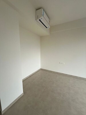 Room in 3.5 BHK Apartment at Indiabulls One Indiabulls, Pokhran Road No Two – for Rent