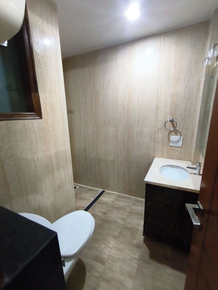 Bathroom, queens-plaza 3 Bedroom 215 Sq.Yd. Builder Floor In Sector 43 Gurgaon 10538750