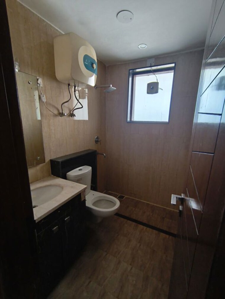 Bathroom, queens-plaza 3 Bedroom 215 Sq.Yd. Builder Floor In Sector 43 Gurgaon 10538750