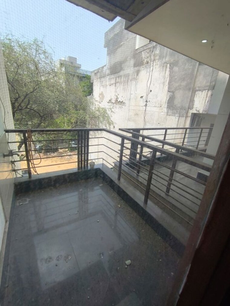 Balcony, queens-plaza 3 Bedroom 215 Sq.Yd. Builder Floor In Sector 43 Gurgaon 10538750