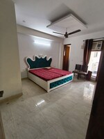 3 BHK 215 Sq.Yd. Builder Floor in Queens Plaza
