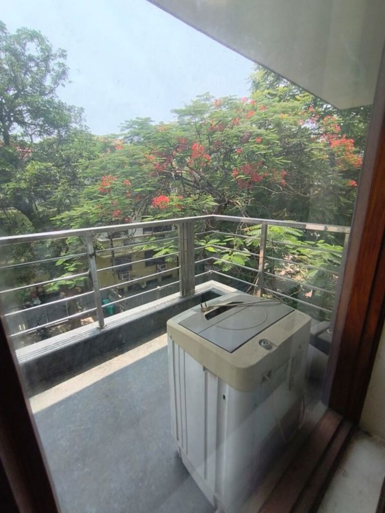 Balcony, queens-plaza 3 Bedroom 215 Sq.Yd. Builder Floor In Sector 43 Gurgaon 10538750