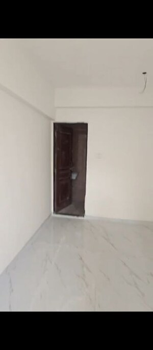 Room in 2 BHK Apartment at Lakadawala Garden, New Nagpada – for Rent