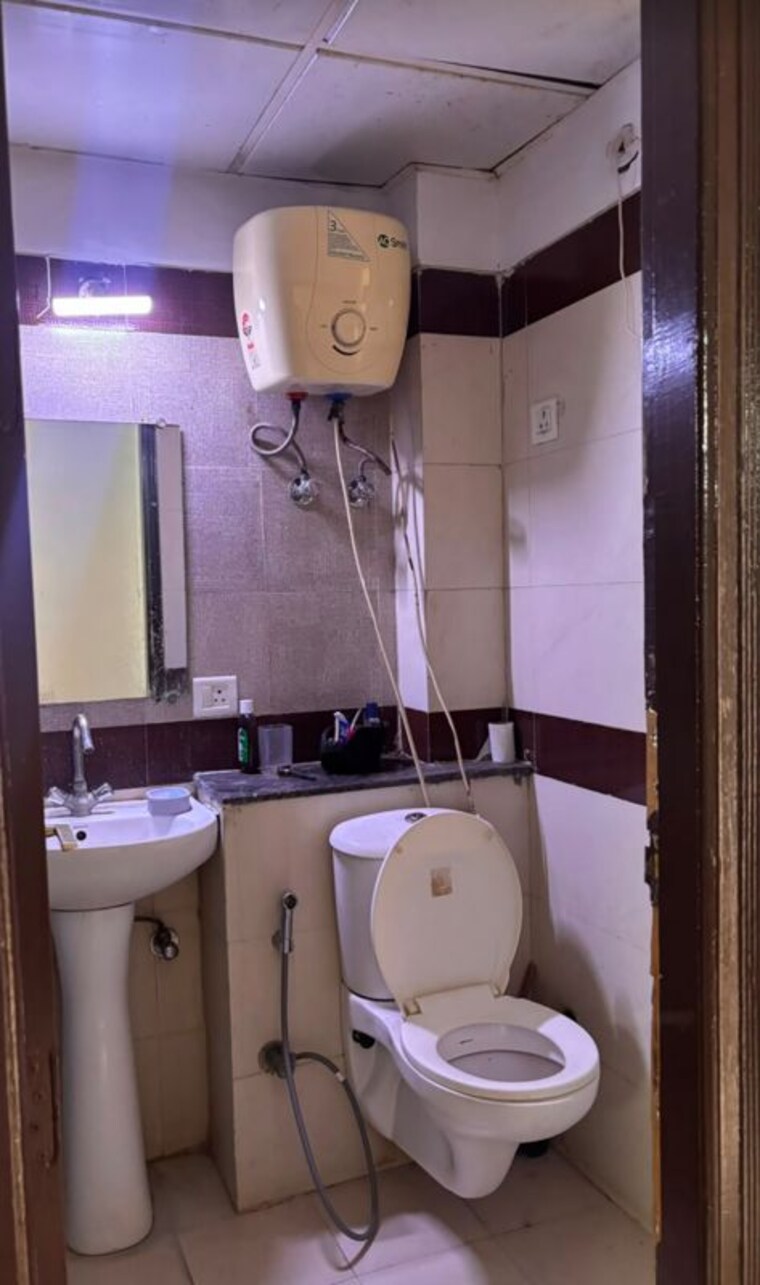 Washroom, ajnara-grand-heritage 2.5 Bedroom 1200 Sq.Ft. Apartment In Sector 74 Noida 10538912