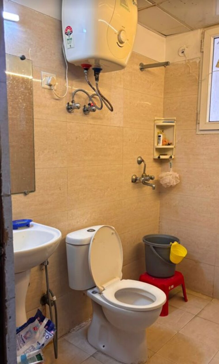 Bathroom, ajnara-grand-heritage 2.5 Bedroom 1200 Sq.Ft. Apartment In Sector 74 Noida 10538912
