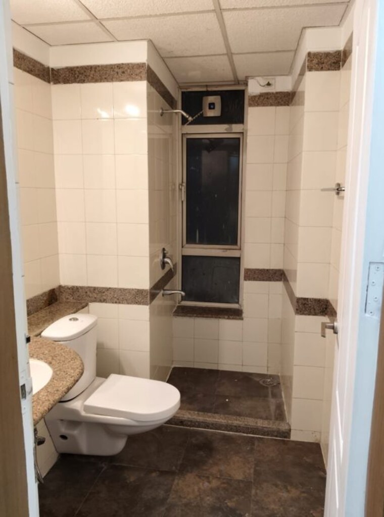 Bathroom, smart-world-orchard 3 Bedroom 1650 Sq.Ft. Builder Floor In Sector 61 Gurgaon 10538934