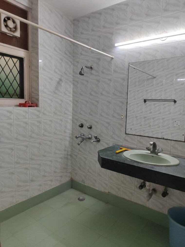 Bathroom, rwa-apartments-sector-26 2 Bedroom 250 Sq.Mt. Builder Floor In Sector 26 Noida 10538971
