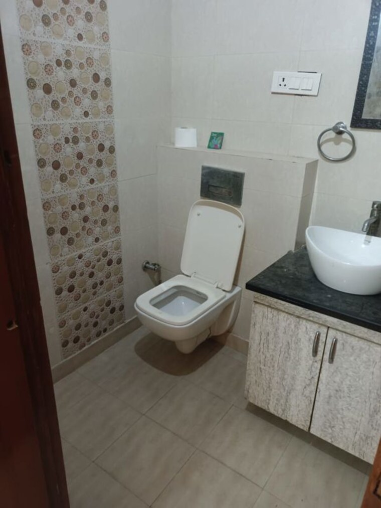 Bathroom, ip extension 2 Bedroom 950 Sq.Ft. Apartment In Ip Extension Delhi 10538562
