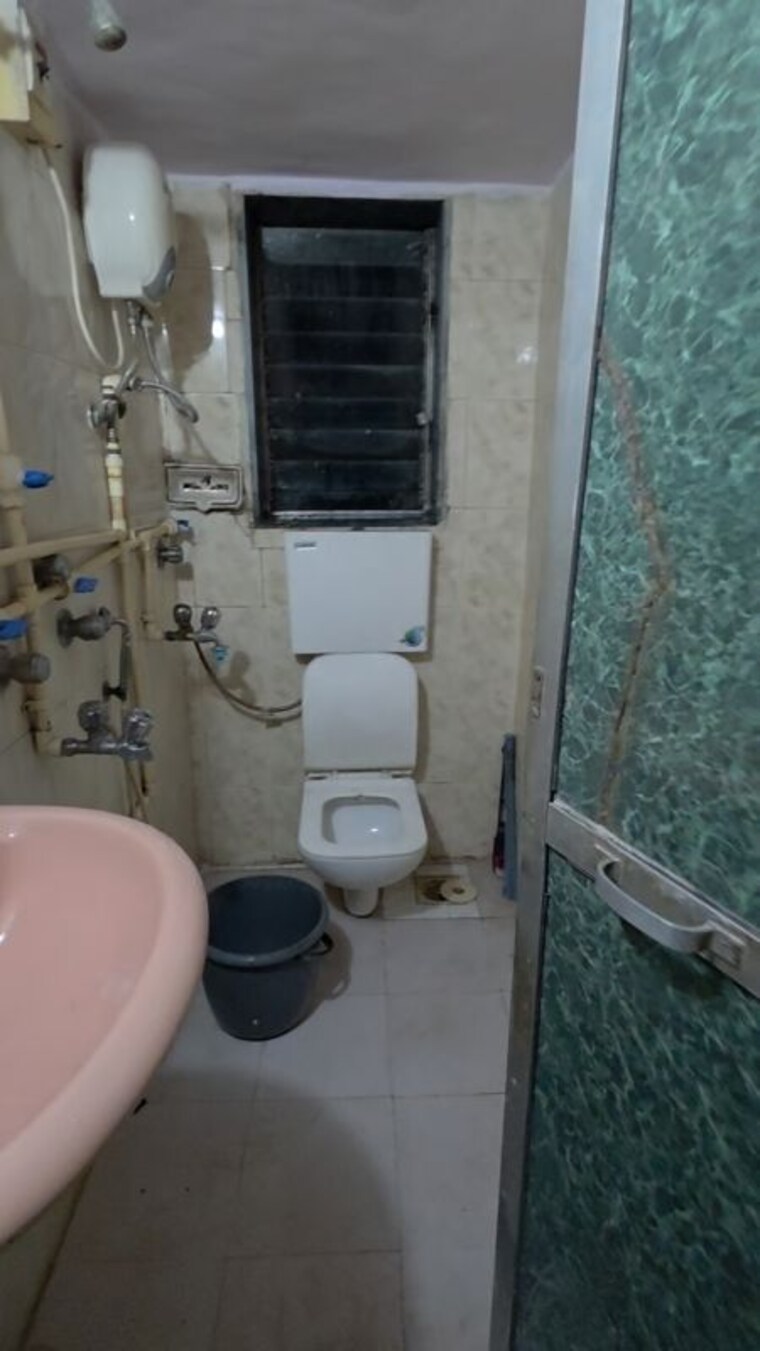 Bathroom, suchita-chs 1.5 Bedroom 704 Sq.Ft. Apartment In Santacruz East Mumbai 10539104