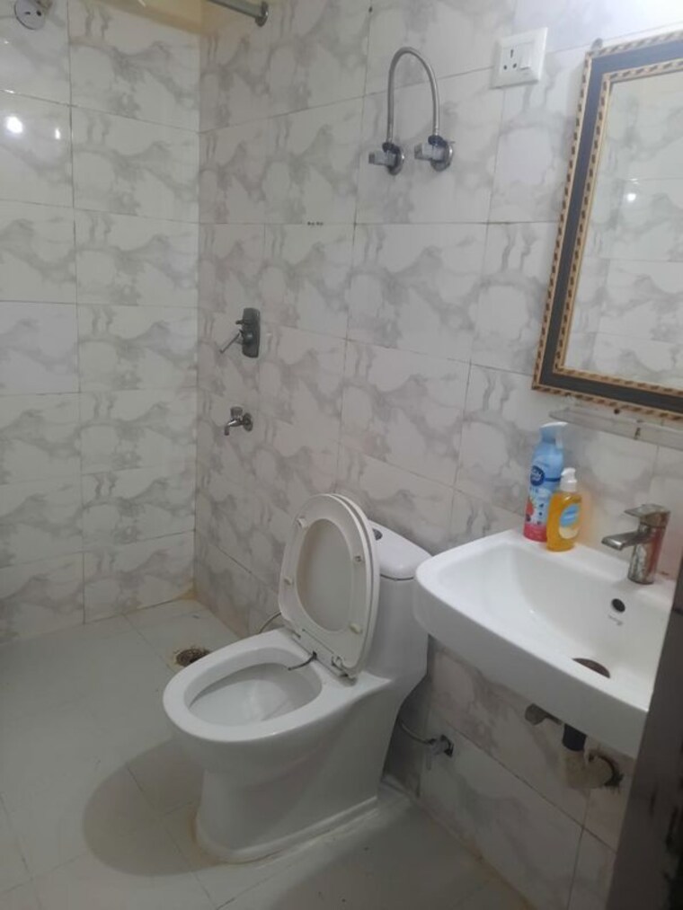 Bathroom, sethi-max-royale 3 Bedroom 1295 Sq.Ft. Apartment In Sector 76 Noida 10539271