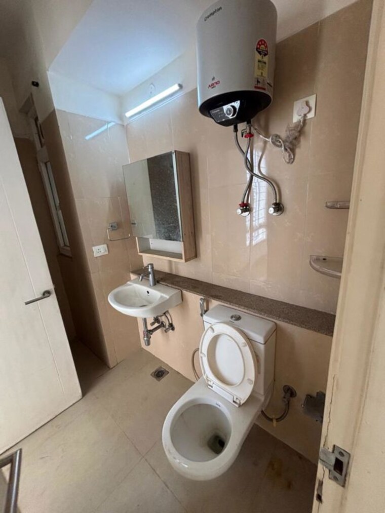 Bathroom, emaar-emerald-estate 3.5 Bedroom 1395 Sq.Ft. Apartment In Sector 65 Gurgaon 10539320
