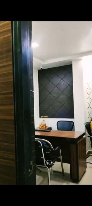  Office Space For Rent in Gulmohar Apartments Hazratganj, Hazratganj
