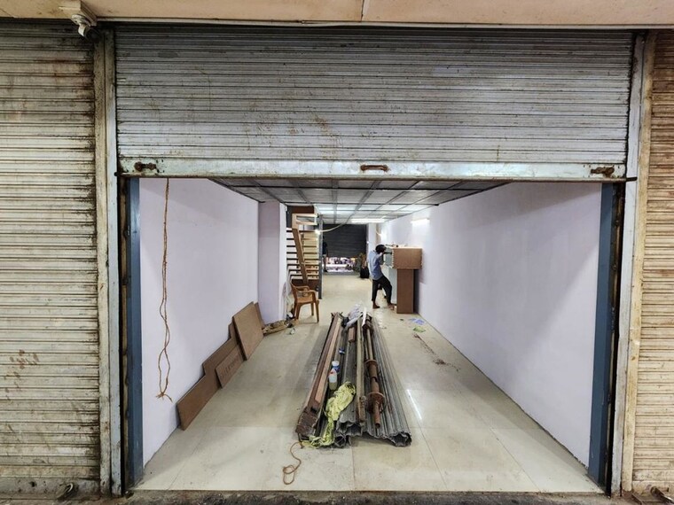 Balcony, tavas-shopping-centre Commercial Showroom 500 Sq.Ft. In Kandivali West Mumbai 10539376