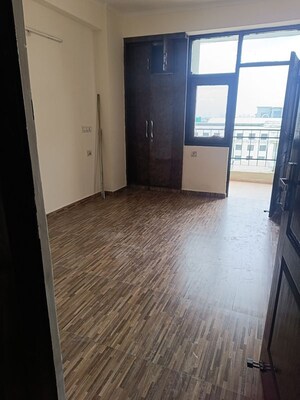 Room in 3 BHK Apartment at Raj Nagar – for Rent