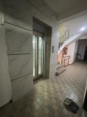 Lift in 3 BHK Builder Floor at Saket – for Rent