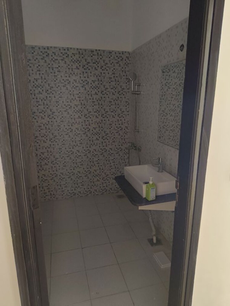 Bathroom, sushma-crescent 3 Bedroom 1860 Sq.Ft. Apartment In Dhakoli Zirakpur 10539432
