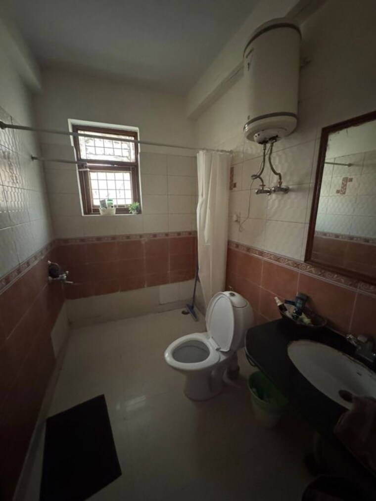 Bathroom, ss-the-palladians 3 Bedroom 1500 Sq.Ft. Apartment In Sector 47 Gurgaon 10539465
