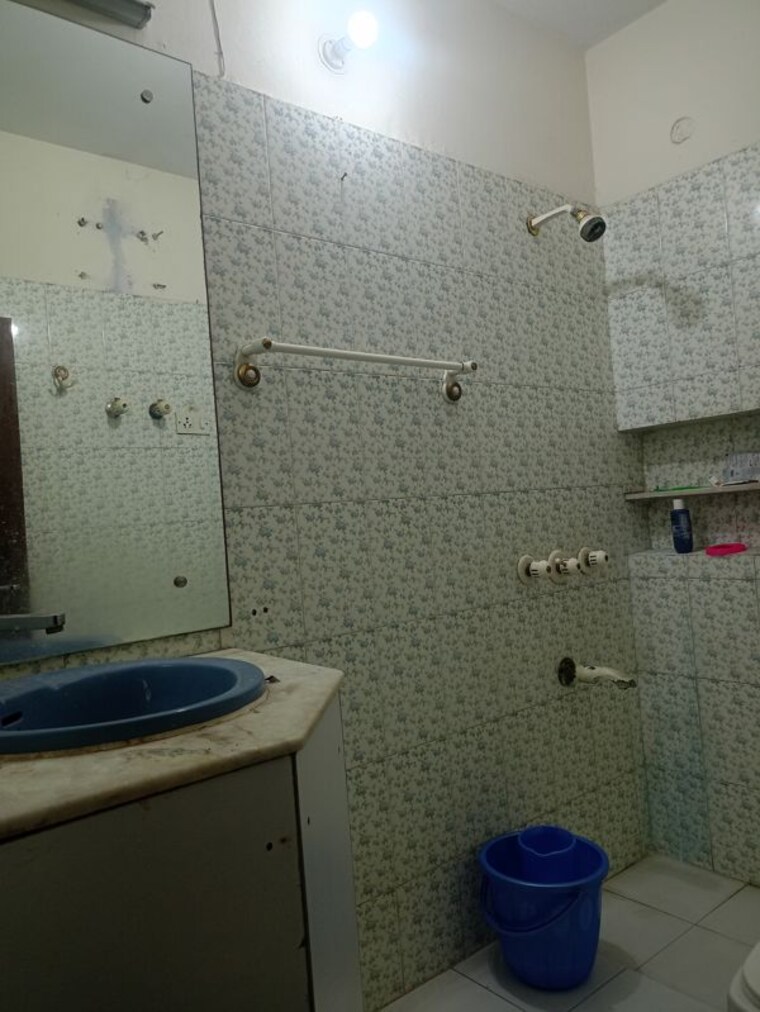 Bathroom, ansal-plaza-sector-23 1 Bedroom 1300 Sq.Ft. Independent House In Sector 23 Gurgaon 10539471