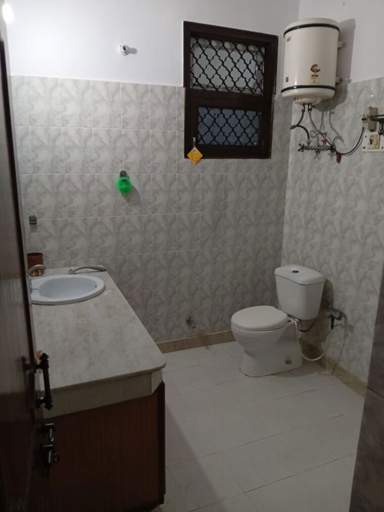 Bathroom, ansal-plaza-sector-23 3 Bedroom 2200 Sq.Ft. Builder Floor In Sector 23 Gurgaon 10539537