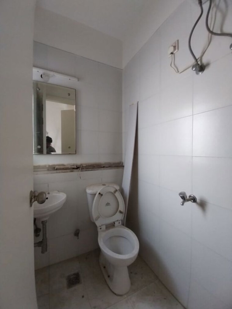 Bathroom, ireo-skyon 3 Bedroom 2045 Sq.Ft. Apartment In Sector 60 Gurgaon 10539530