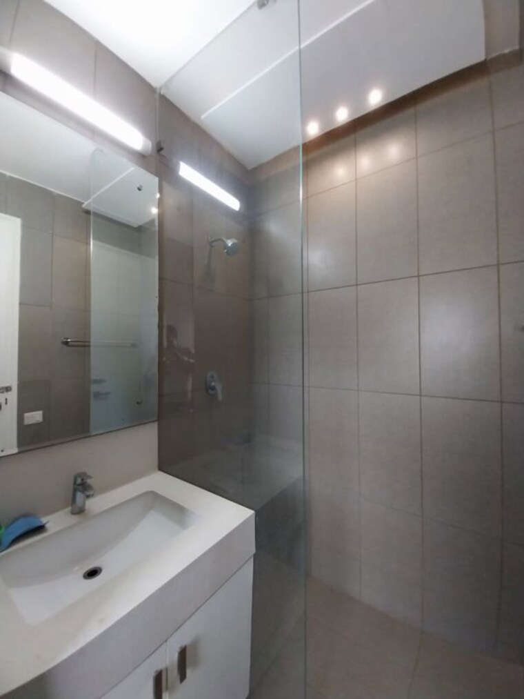 Bathroom, ireo-skyon 3 Bedroom 2045 Sq.Ft. Apartment In Sector 60 Gurgaon 10539530