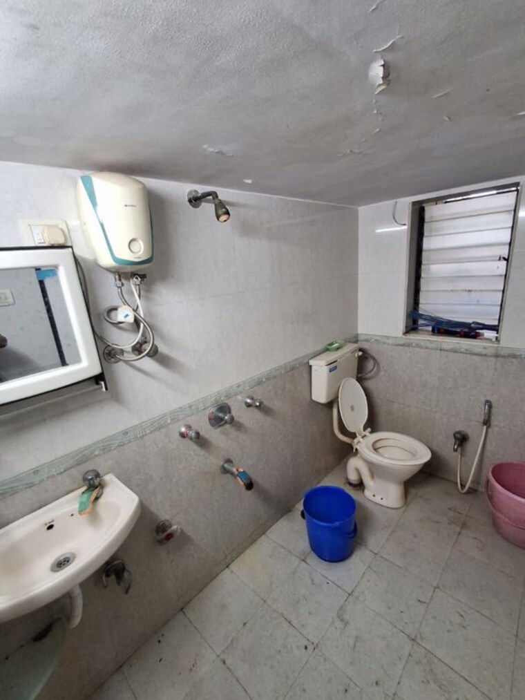 Bathroom, swastik-park-chs-goregaon 4 Bedroom 1360 Sq.Ft. Apartment In Goregaon West Mumbai 10539620