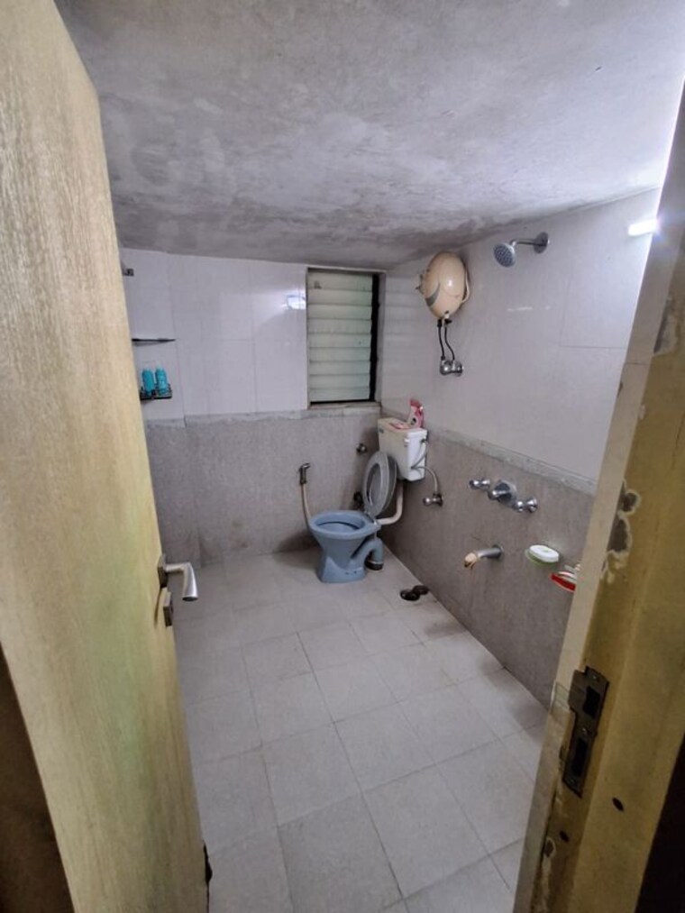 Bathroom, swastik-park-chs-goregaon 4 Bedroom 1360 Sq.Ft. Apartment In Goregaon West Mumbai 10539620