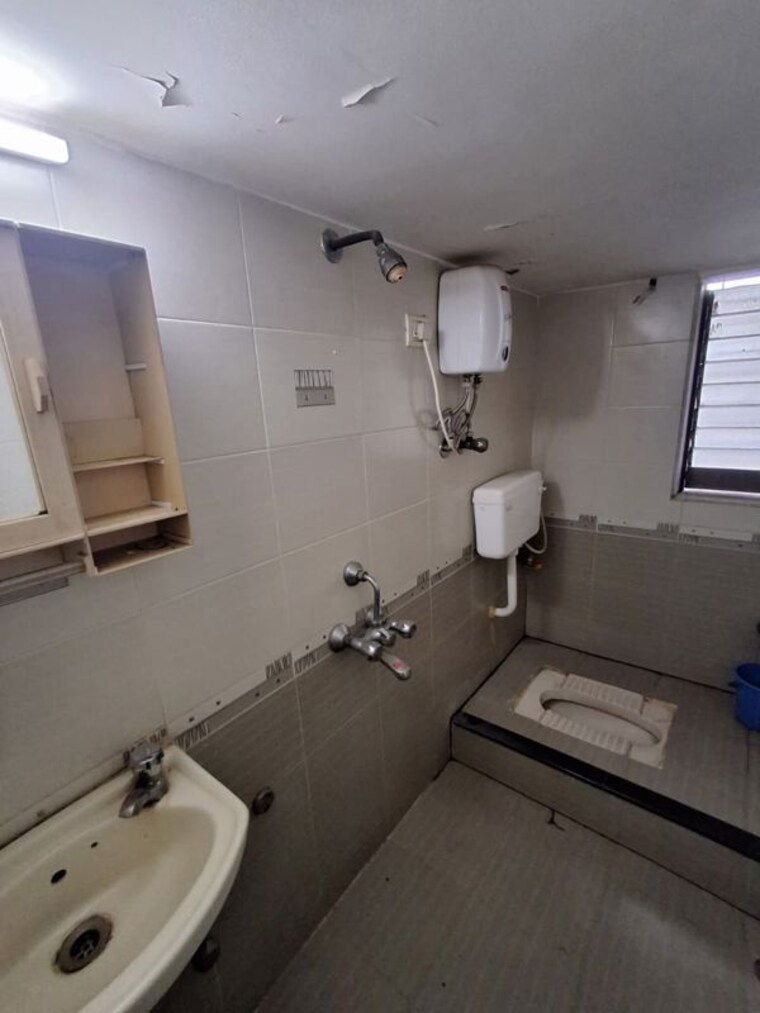 Bathroom, swastik-park-chs-goregaon 4 Bedroom 1360 Sq.Ft. Apartment In Goregaon West Mumbai 10539620