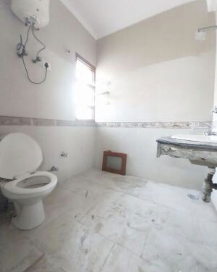 Bathroom, shree-vardhman-mantra 2 Bedroom 800 Sq.Ft. Apartment In Sector 67 Gurgaon 10539601