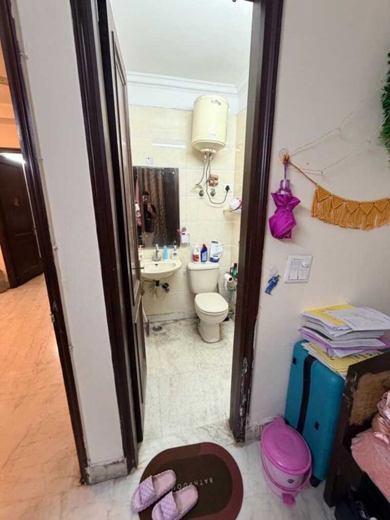Attached Bathroom, old rajinder nagar 2 Bedroom 88 Sq.Yd. Builder Floor In Old Rajinder Nagar Delhi 10539661