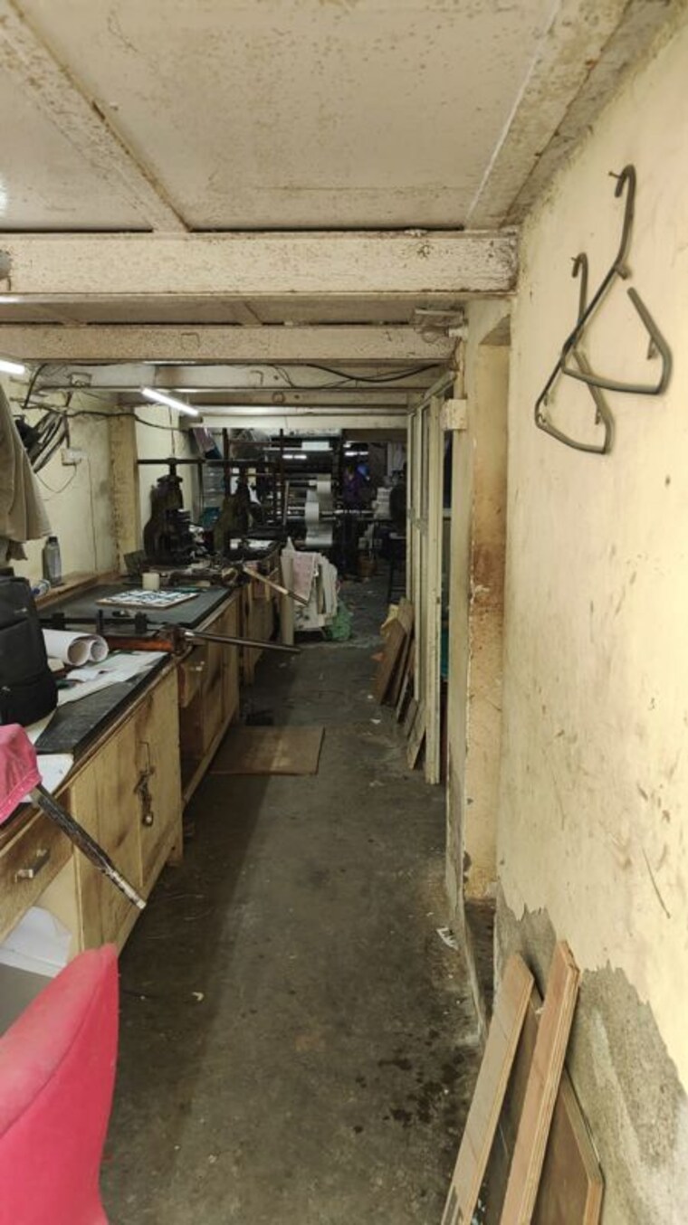  Parking, shah-building Commercial Office Space 300 Sq.Ft. In Matunga Mumbai 10539741