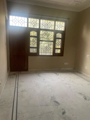 Room in 2.5 BHK Builder Floor at Sector 7 – for Rent