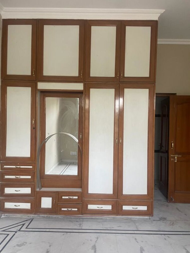 Room, sector 7 2.5 Bedroom 2500 Sq.Ft. Builder Floor In Sector 7 Panchkula 10539779