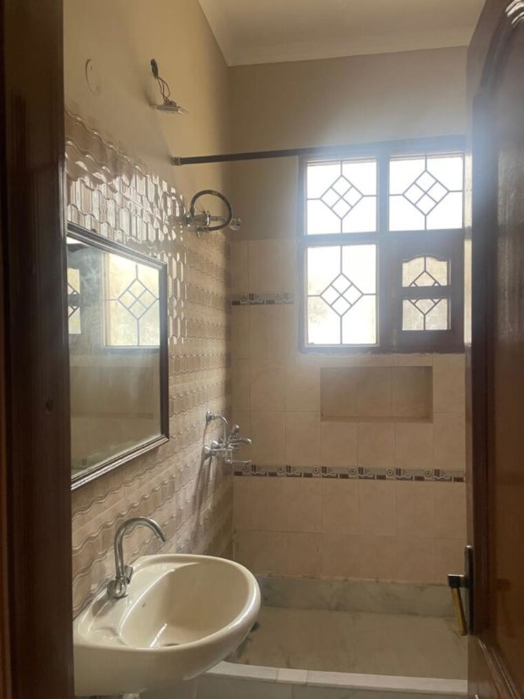 Bathroom, sector 7 2.5 Bedroom 2500 Sq.Ft. Builder Floor In Sector 7 Panchkula 10539779